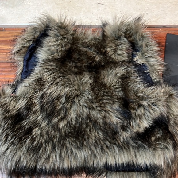 American Eagle faux fur vest medium - Picture 4 of 4